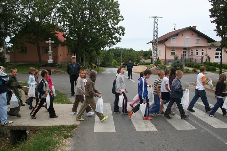 Slika PU_VS///Kanc i djeca1.JPG